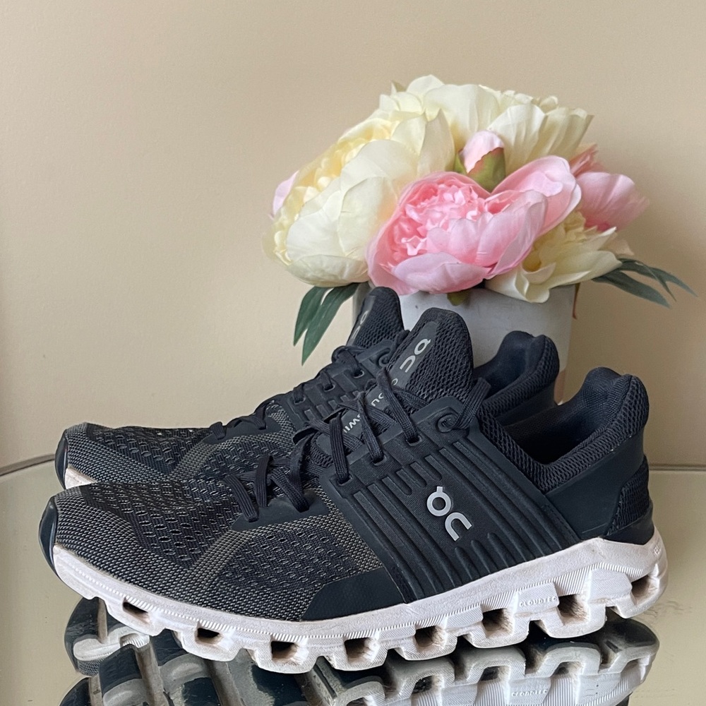 On Running loop Charcoal and White Athletic Shoes Cloudswift Running Sz 10